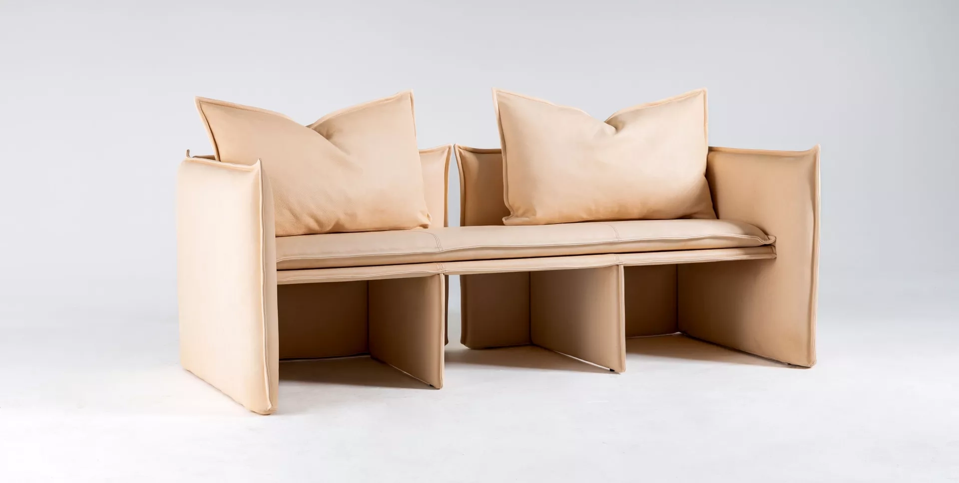 Upcyclad soffa av Jenny Nordberg gjord av bordsskärmar