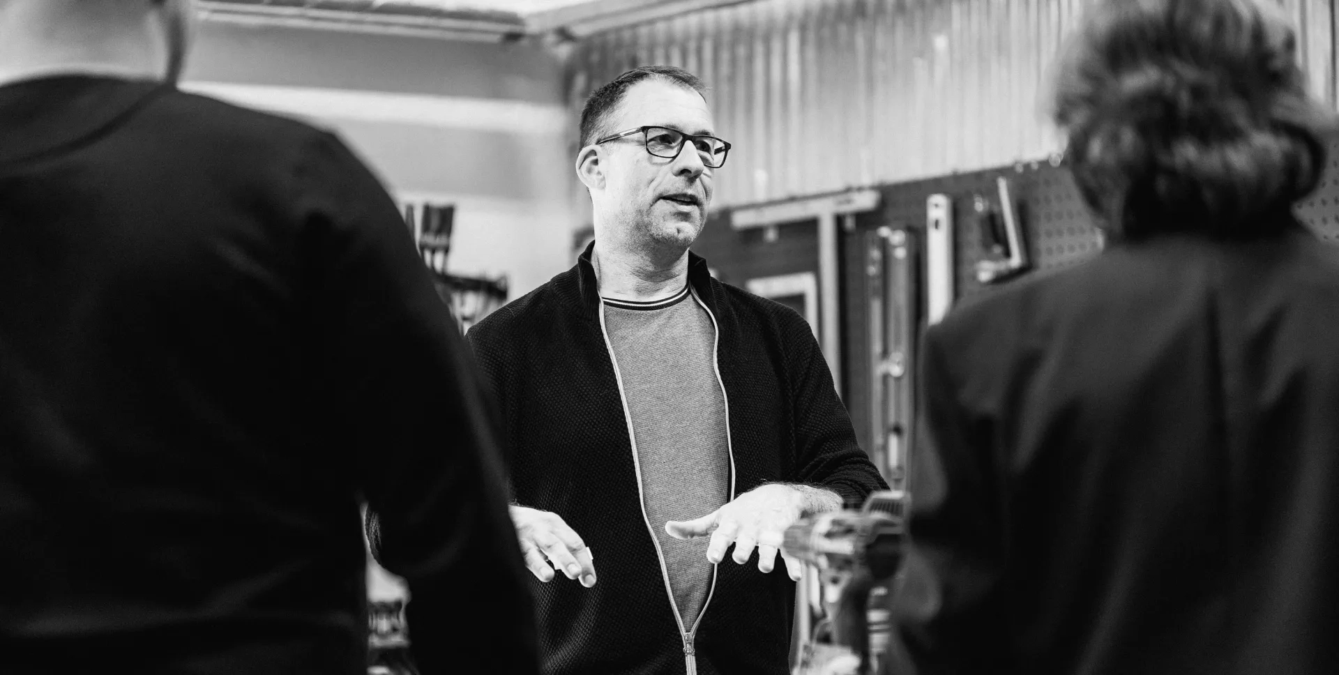 Kontakta oss på Soeco by Yllw för hjälp med nya eller dina befintliga möbler