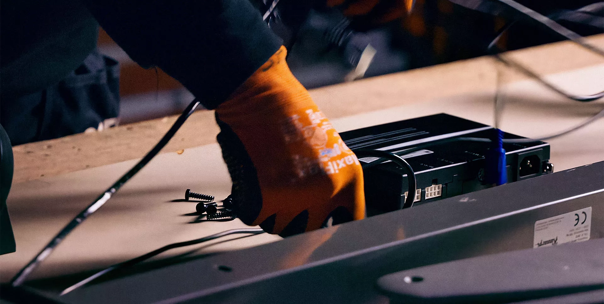 Elektroniken installeras i ett skrivbord i bordsverkstaden