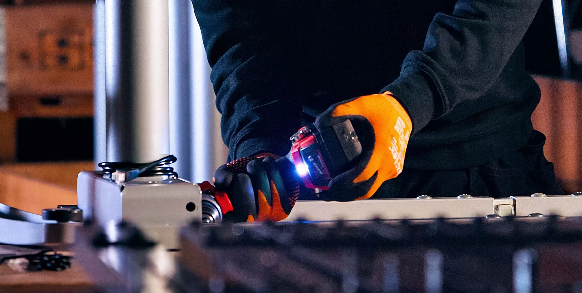 Metallarbetare sätter ihop ett underrede i metall