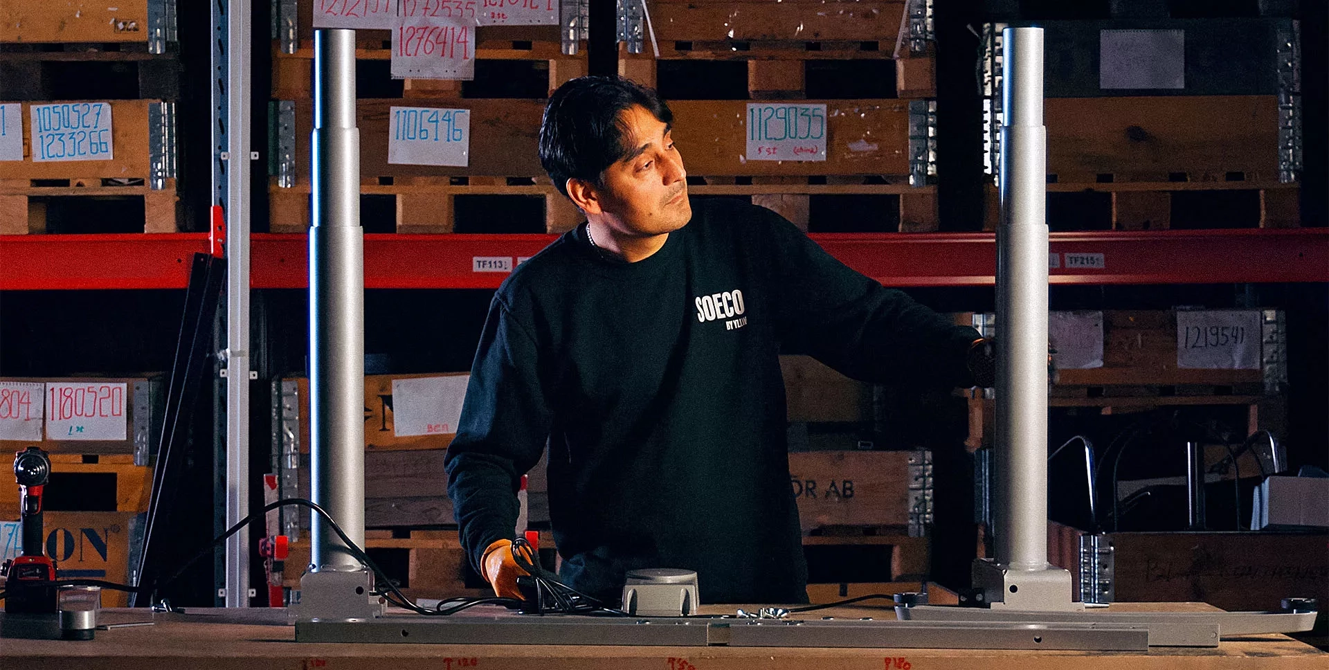 Metallarbetare testar elektroniken på ett skrivbord