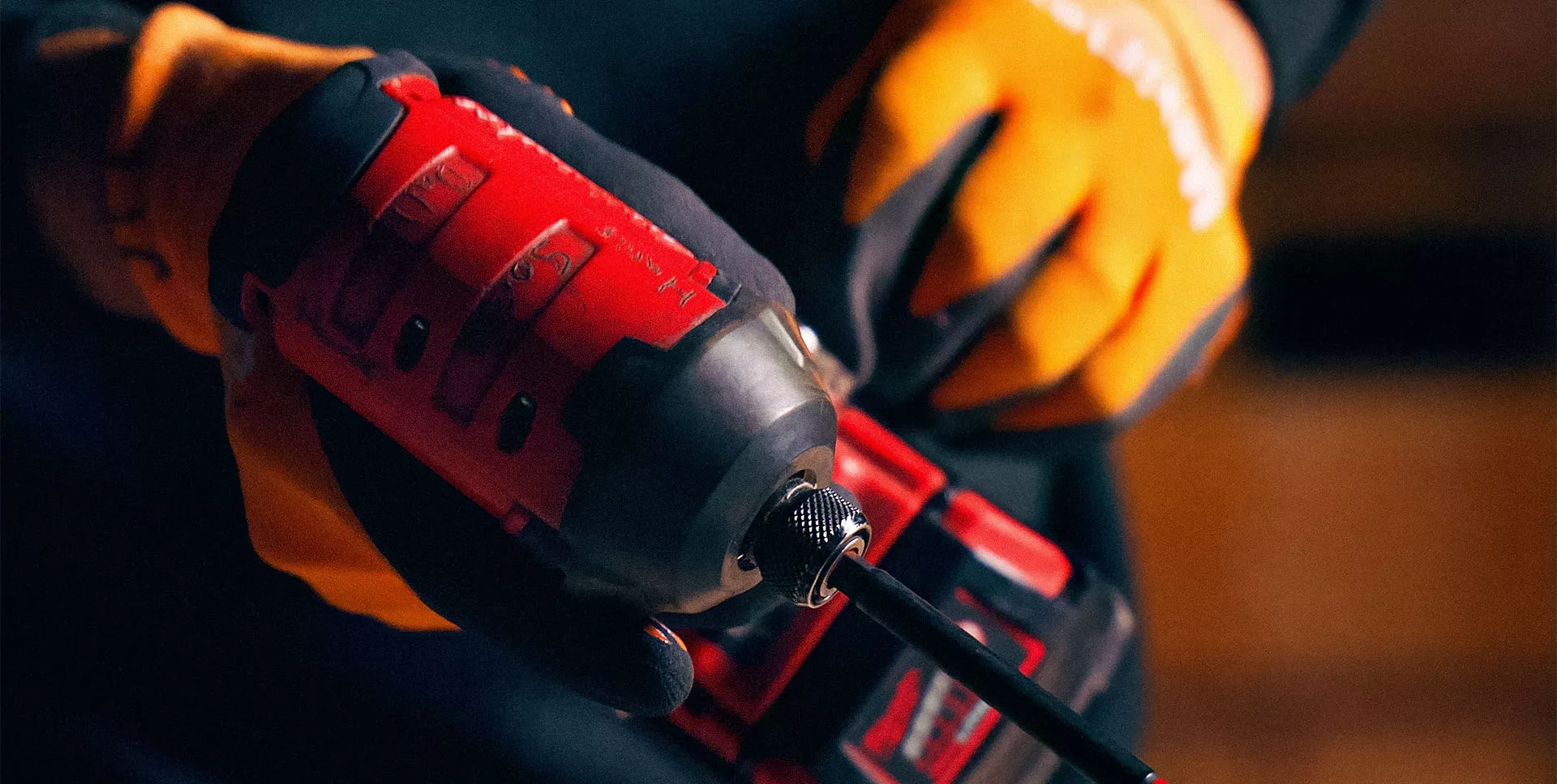 Metallarbetare förbereder en skruvdragare