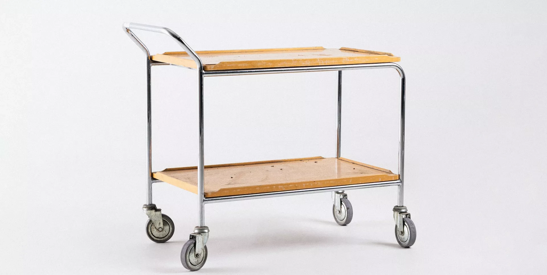 En serveringsvagn i dåligt skick innan den renoverades på Yllw Factory