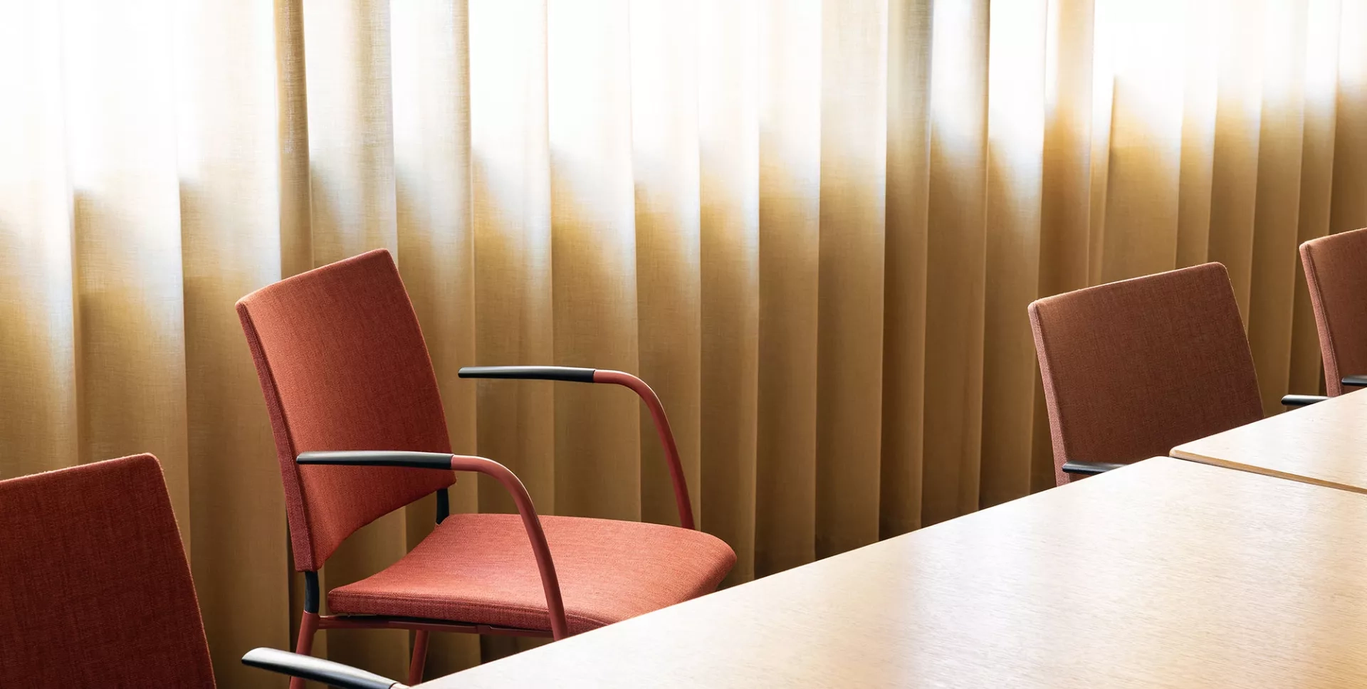 Konferensrum inrett med återbrukade möbler av Yllw Factory