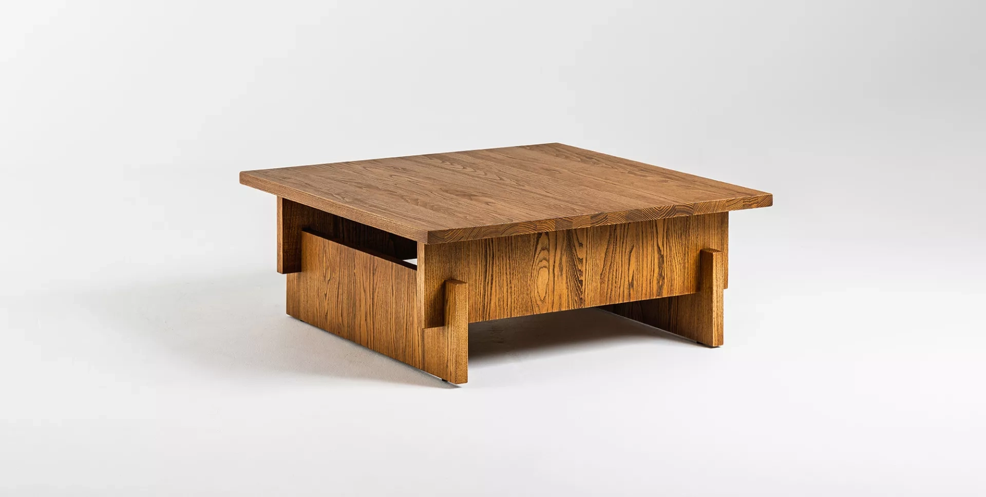 Soffbord byggt av en kapad konferensbordsskiva med en konjaksfärgad bets