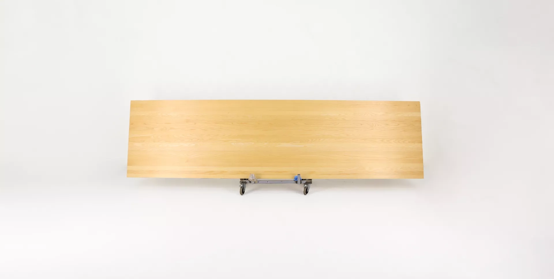 Konferensbordsskiva i massivt trä, innan det kapades och gjordes om till ett komplett soffbord