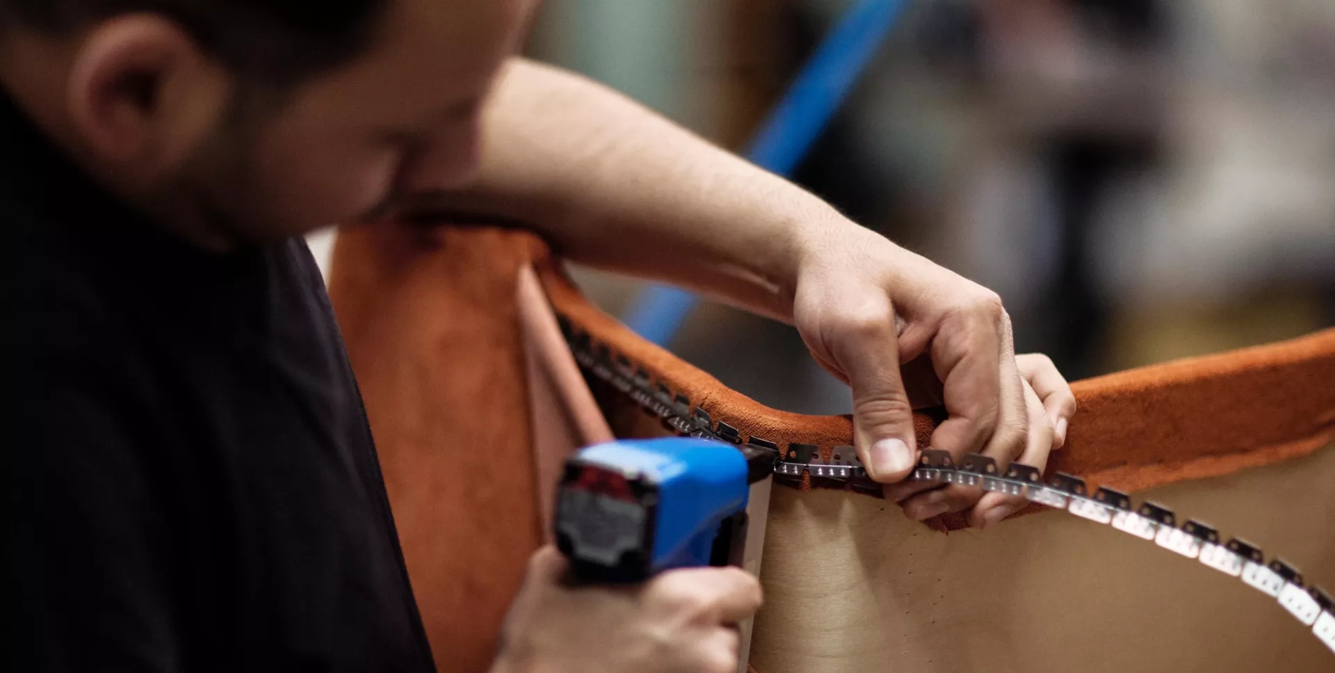 Möbeltapetserare klär en stol med häftpistol