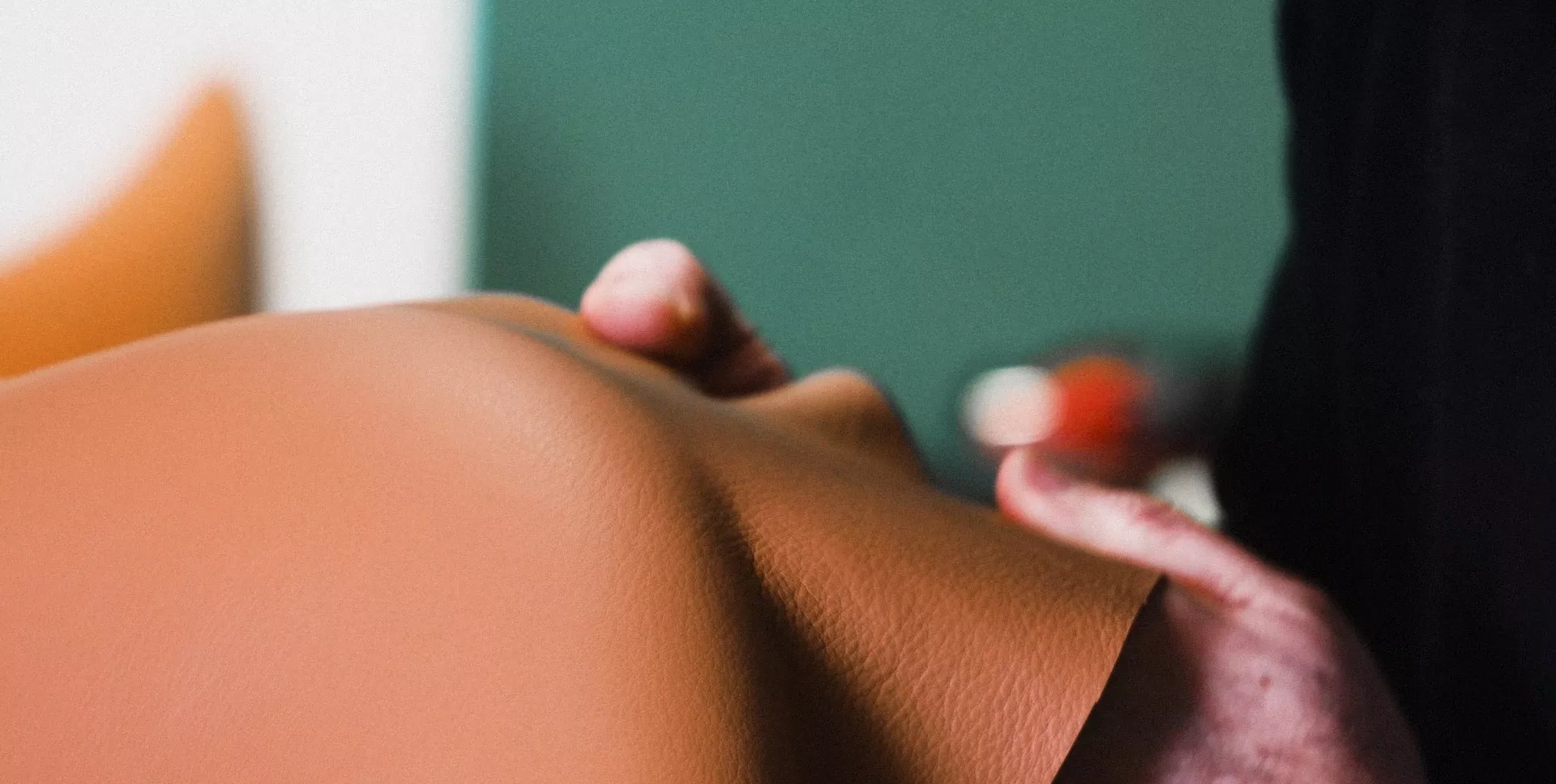 Skinnklädsel träs på och limmas över en fåtölj